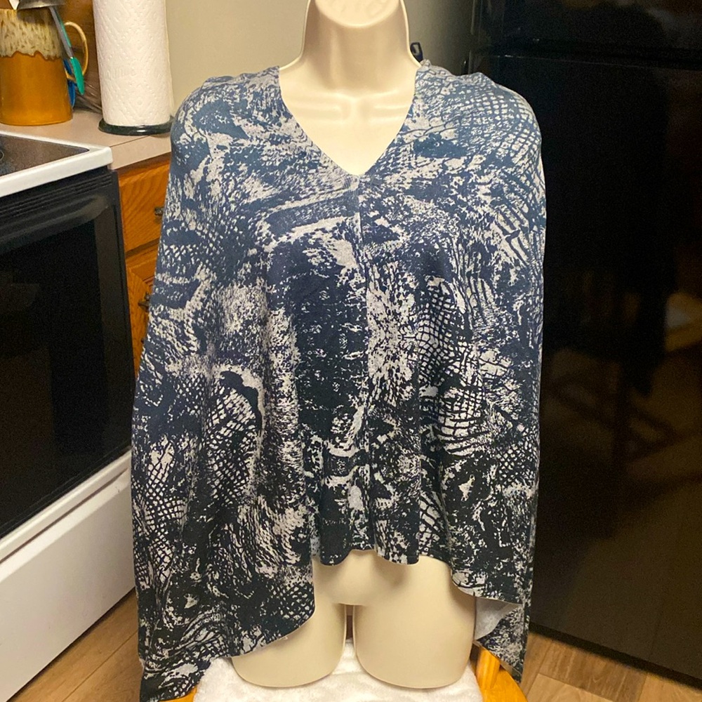 Colour Works one size NWT SNAKESKIN PRINTED BLACK GRAY COOL SOFT PONCHO SWEATER